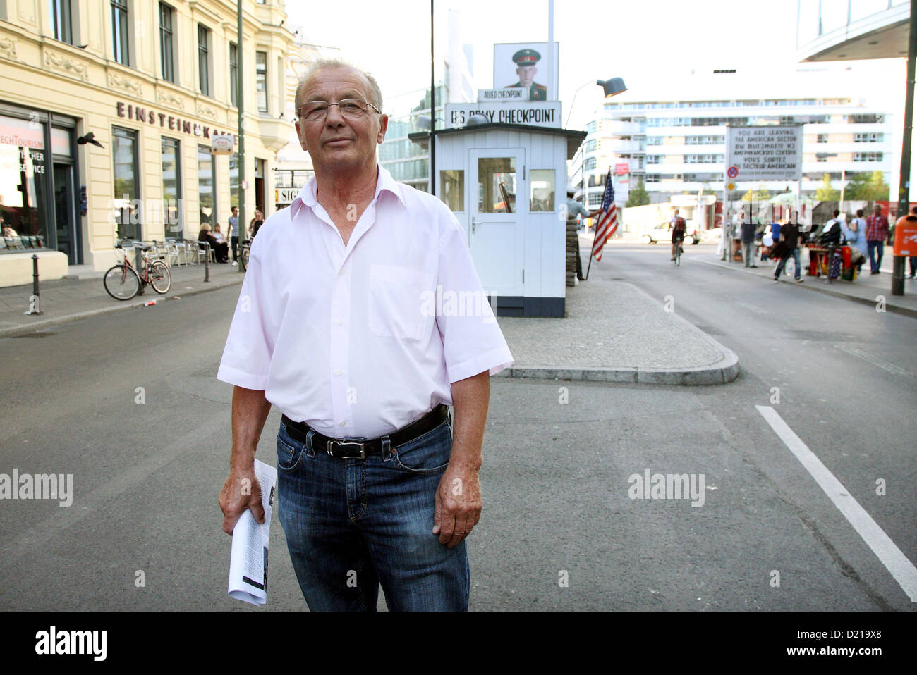 Porträt von der Flucht Helfer Rudi Thurow am Checkpoint Charlie in Berlin, Deutschland Stockfoto