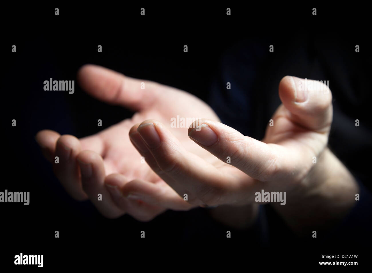 Zwei Hände ausgestreckt zu betteln. Stockfoto