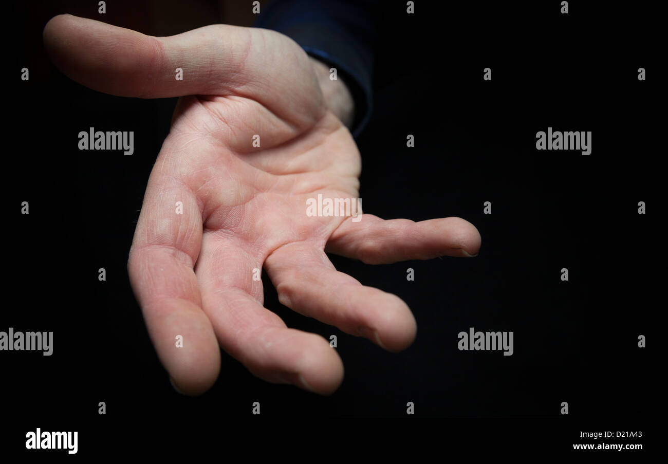 Eine Hand ausstrecken, um jemandem zu helfen. Stockfoto