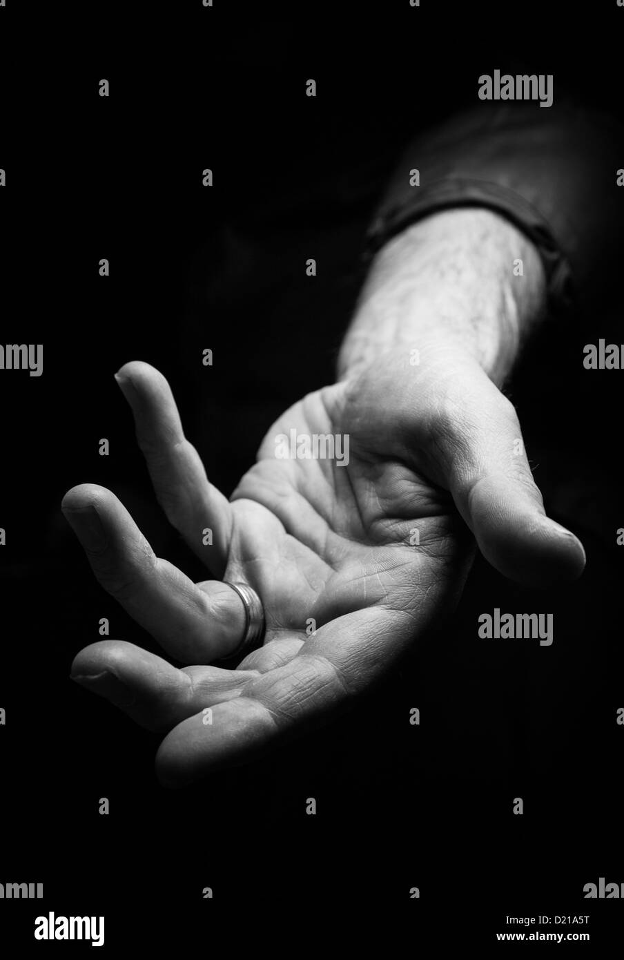 Eine Hand ausstrecken, um jemandem zu helfen. Stockfoto