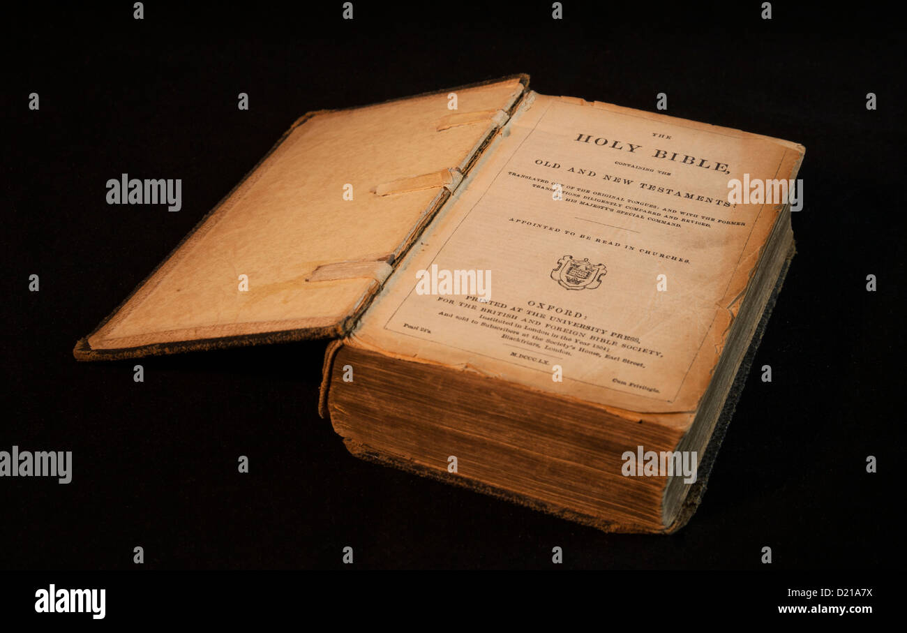 Eine alte Bibel, altes und neues Testament Stockfoto