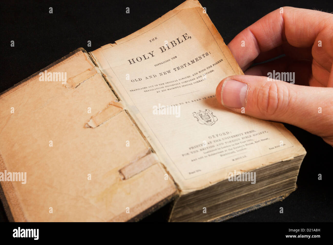 Eine alte Bibel, altes und neues Testament. Stockfoto