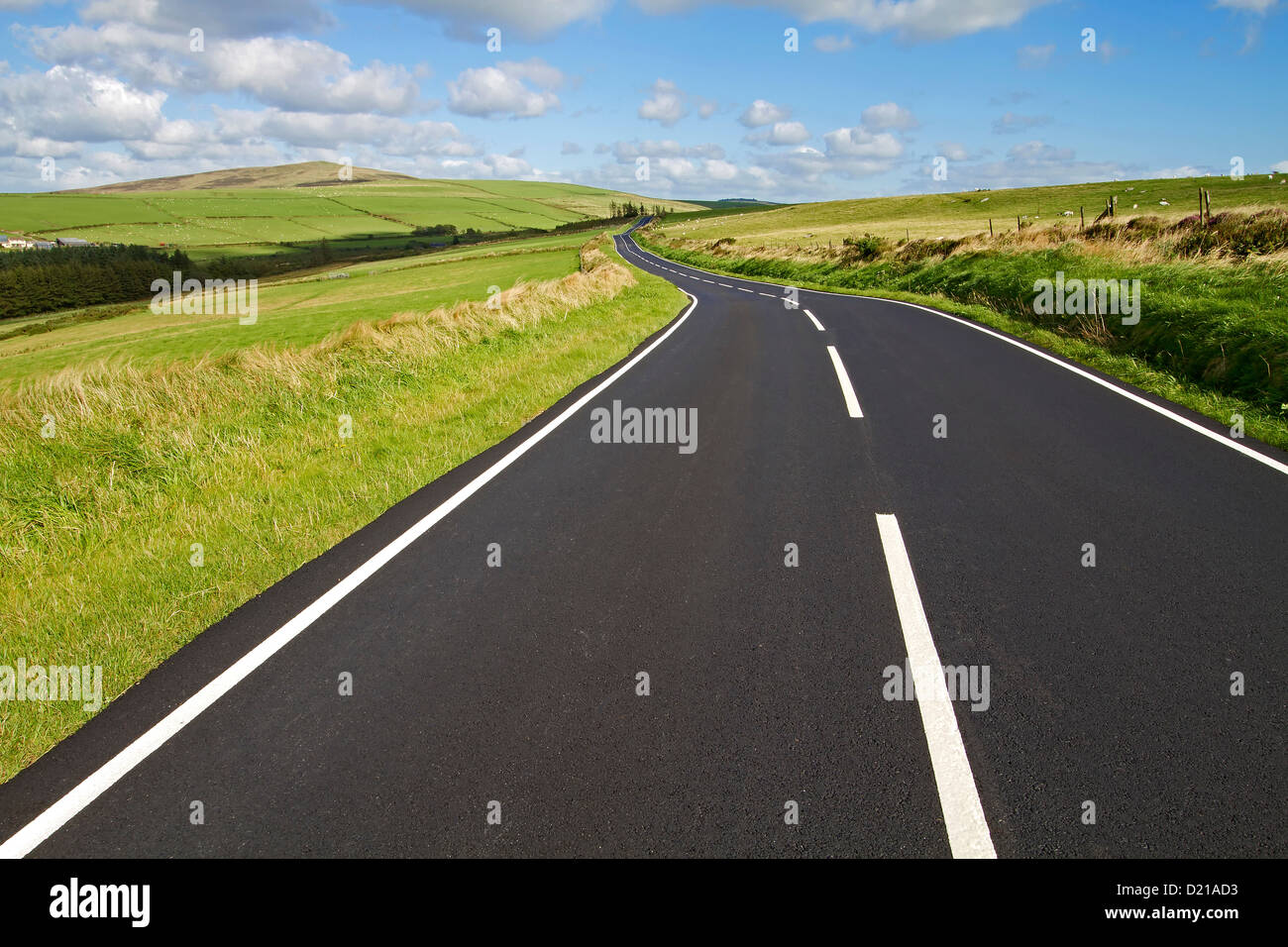 Eine landschaftlich reizvolle Strecke von der B4313. Eine Straße, die links von Fishguard und Narberth durch den schönen Preseli Hills. Stockfoto