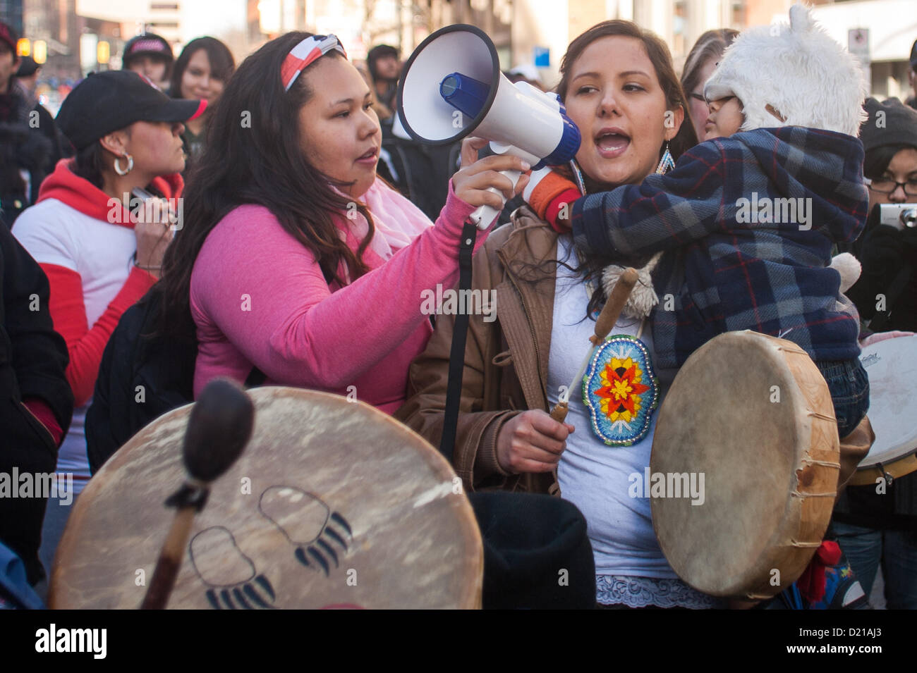 London Ontario, Kanada - 10. Januar 2013. Die Leerlauf nicht mehr Bewegung statt einen flash Mob-Protest an den Ecken der Dundas und Richmond Street in London im Laufe der Stunde Mittag. Eine geschätzte 600-700 Menschen versammelten sich auf dem Bürgersteig und nahm bis zur Kreuzung, wenn die Uhr 12:00 schlug. Der Protest dauerte Approximatley 45 Minuten gab es in denen Kreis tanzen, Trommeln, singen und reden der First Nations und First Nations Einzelpersonen. Das Publikum war von jung und alt Demonstranten zeigt Unterstützung für die Bewegung gebildet. Stockfoto