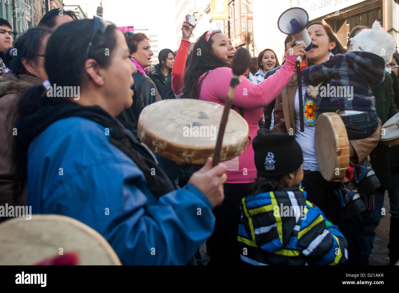 London Ontario, Kanada - 10. Januar 2013. Die Leerlauf nicht mehr Bewegung statt einen flash Mob-Protest an den Ecken der Dundas und Richmond Street in London im Laufe der Stunde Mittag. Eine geschätzte 600-700 Menschen versammelten sich auf dem Bürgersteig und nahm bis zur Kreuzung, wenn die Uhr 12:00 schlug. Der Protest dauerte Approximatley 45 Minuten gab es in denen Kreis tanzen, Trommeln, singen und reden der First Nations und First Nations Einzelpersonen. Das Publikum war von jung und alt Demonstranten zeigt Unterstützung für die Bewegung gebildet. Stockfoto