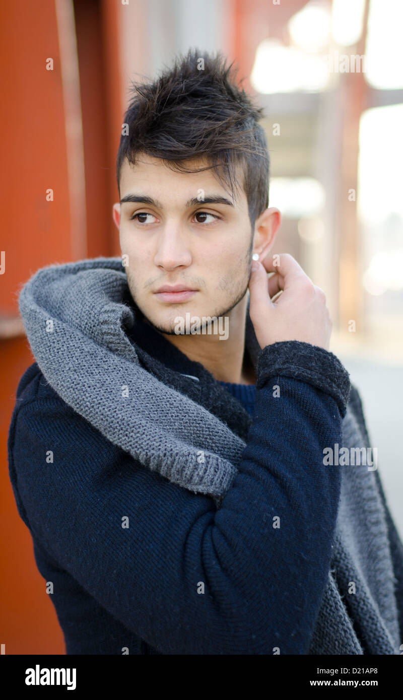 Hübscher junger Mann in städtischen oder industriellen Umfeld, Winterkleidung Stockfoto