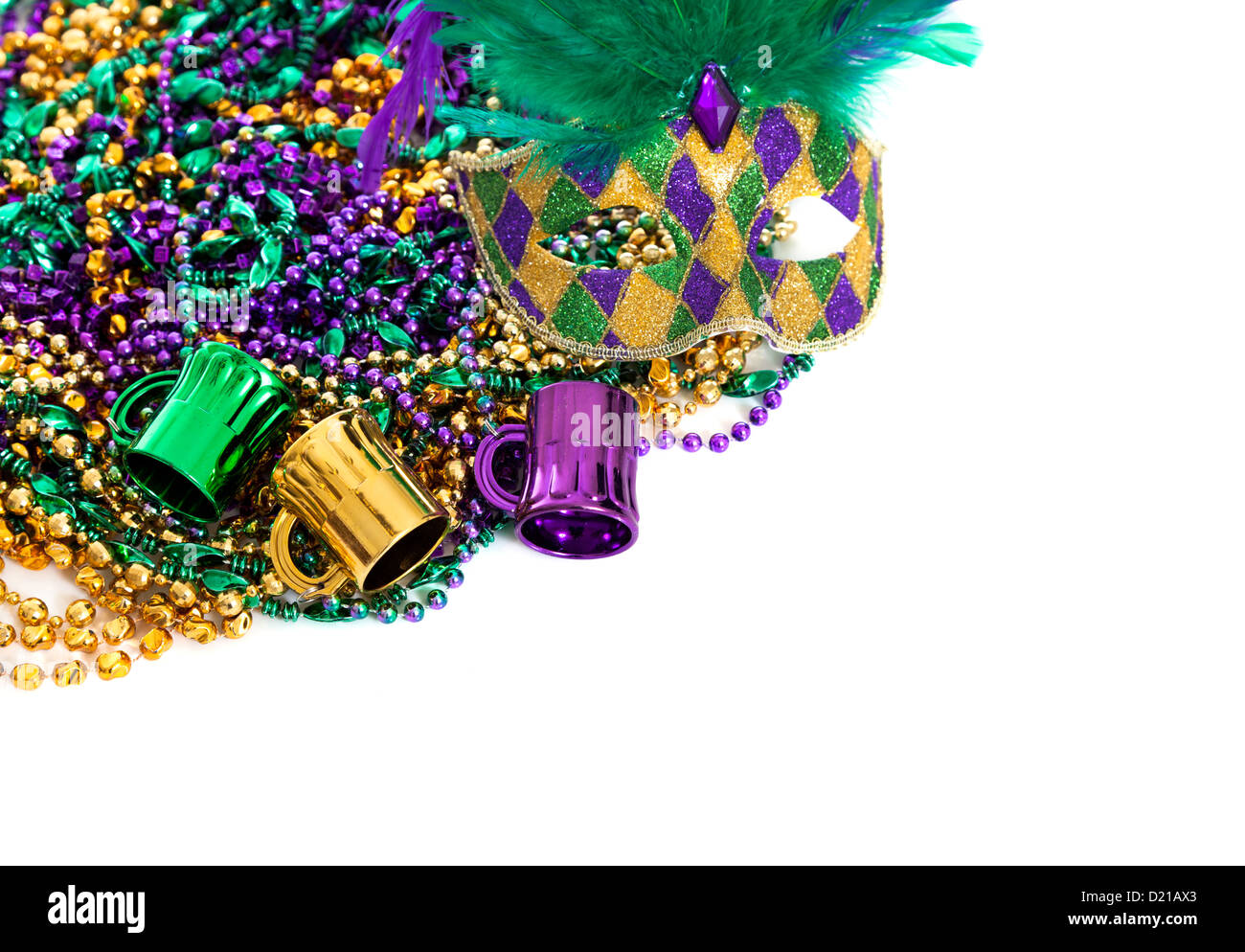 Verschiedene farbige Karneval Perlen auf einen weißen Hintergrund mit Textfreiraum Stockfoto