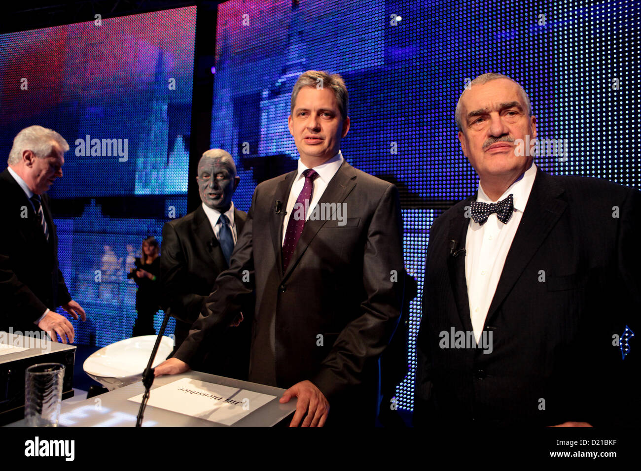 10. Januar 2013 Prag, Tschechische Republik. (L-R) Präsidentschaftskandidaten Milos Zeman, Vladimir Franz, Jiri Dientsbier und Karel Schwarzenberg an die Pre-Wahl TV-Debatte teilnehmen. Stockfoto