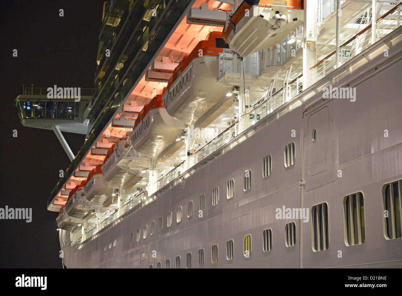 P & O Azura Kreuzfahrtschiff in der Abenddämmerung, Amsterdam, Noord-Holland, Niederlande Stockfoto