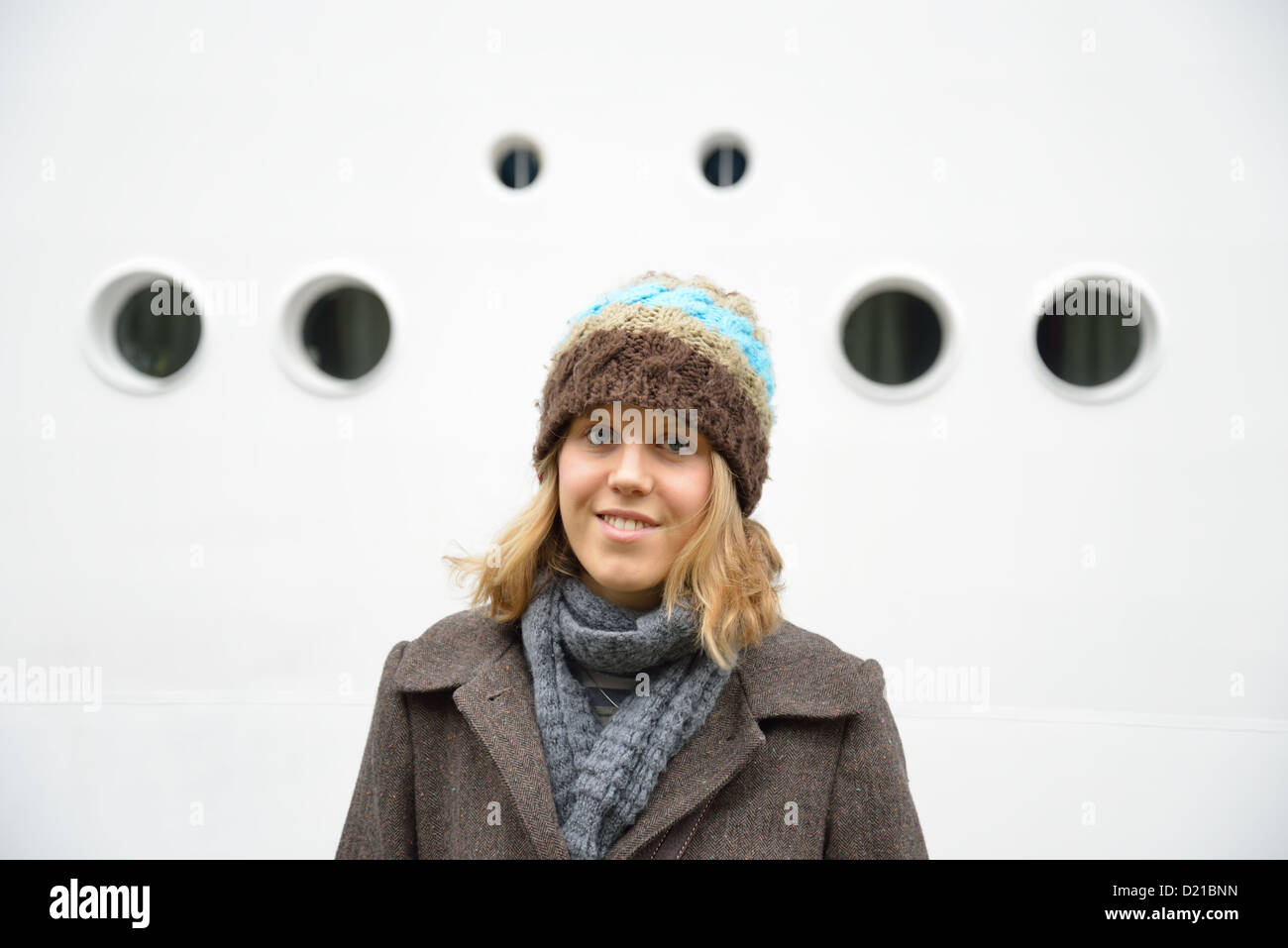 Junge britische Frau tragen Winterkleidung, Amsterdam, Noord-Holland, Niederlande Stockfoto