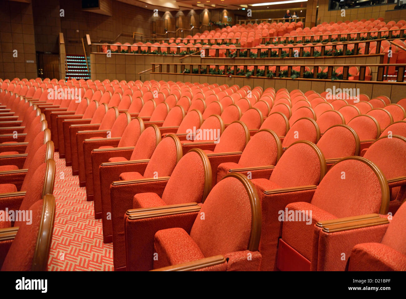 Leere Sitze in The Playhouse Theatre in P & O Azura Kreuzfahrtschiff, Amsterdam, Noord-Holland, Niederlande Stockfoto