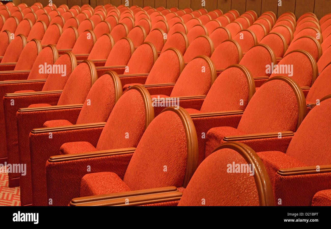 Leere Sitze in The Playhouse Theatre in P & O Azura Kreuzfahrtschiff, Amsterdam, Noord-Holland, Niederlande Stockfoto