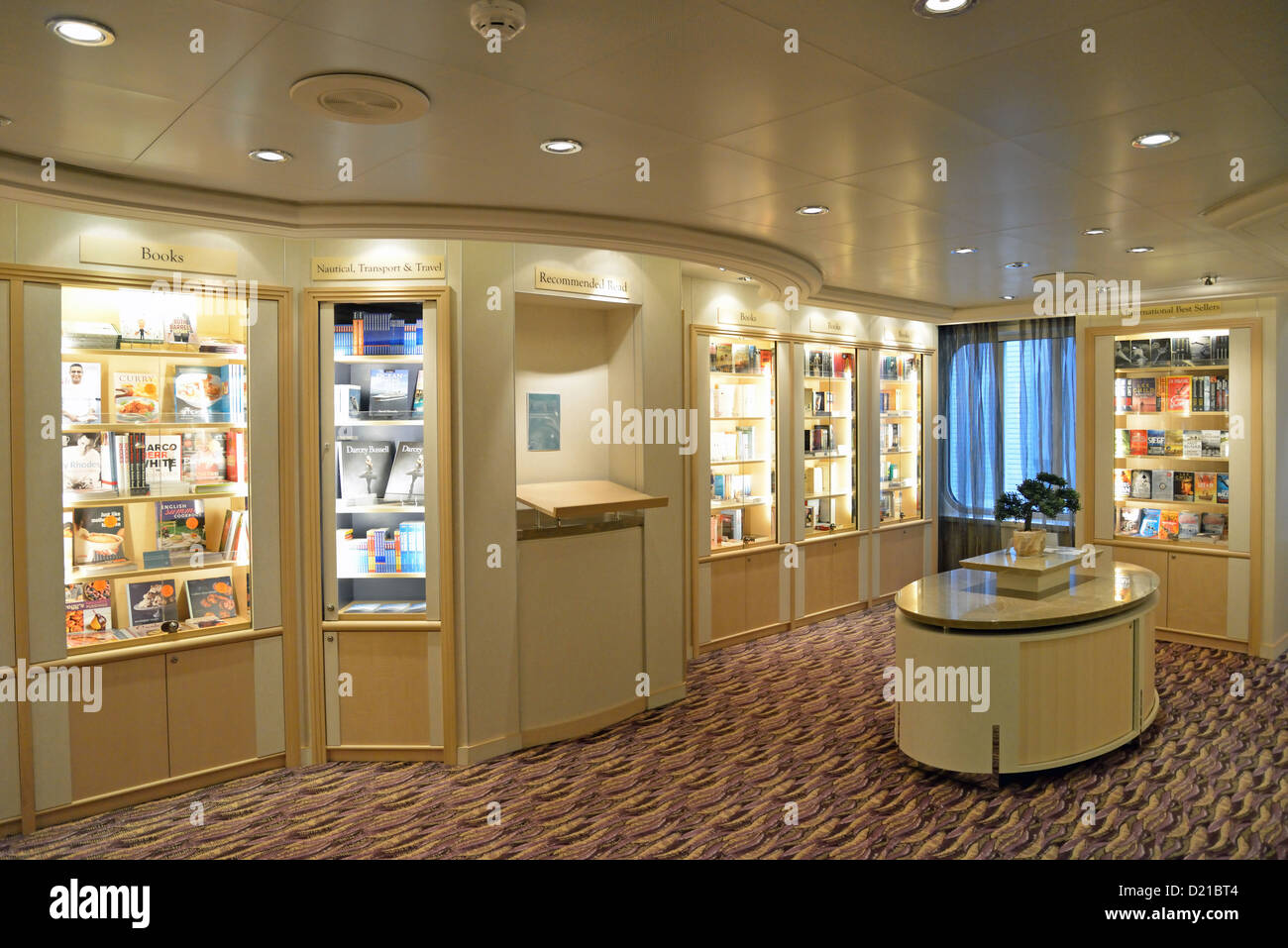 Buchhandlung an Bord P & O Azura Kreuzfahrtschiff, Amsterdam, Noord-Holland, Niederlande Stockfoto