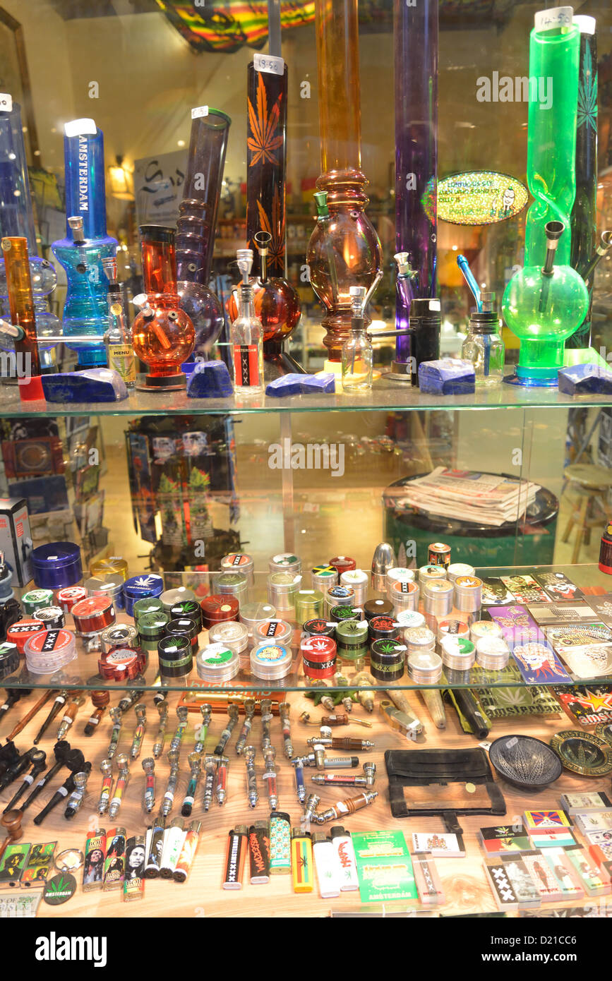 Cannabis-Zubehör Schaufenster im Rotlichtviertel, De Walletjes, Amsterdam, Noord-Holland, Niederlande Stockfoto