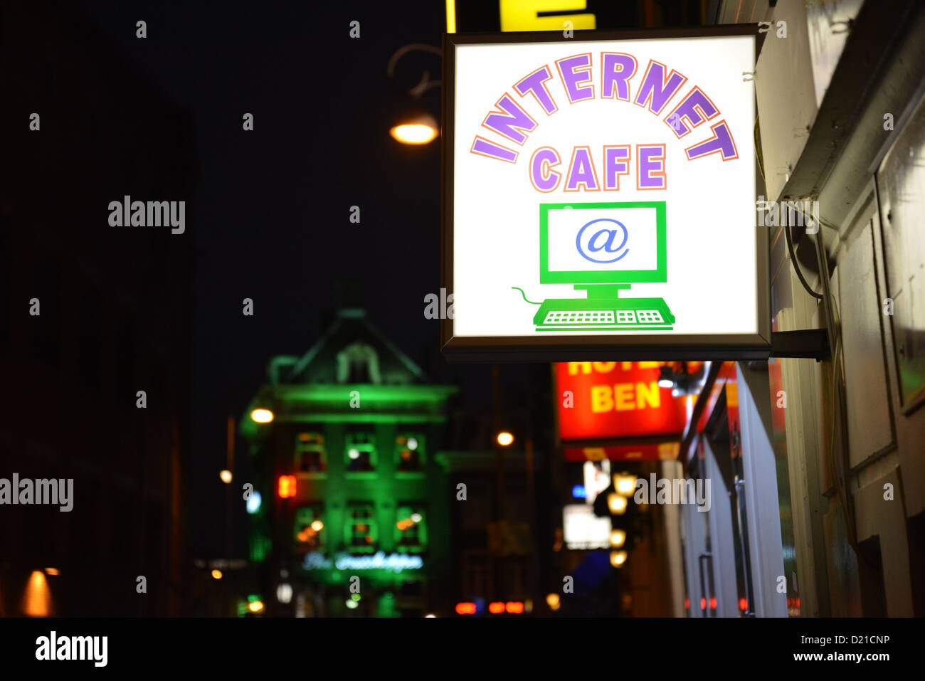 Internet-Café-Schild am Nacht, Beursstraat, Amsterdam, Noord-Holland, Niederlande Stockfoto