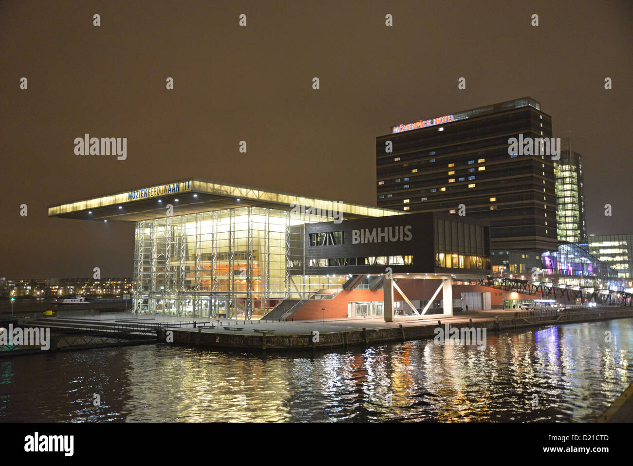 Die Muziekgebouw und Bimhuis Konzerthalle in der Nacht, Oude Schans, Amsterdam, Noord-Holland, Niederlande Stockfoto