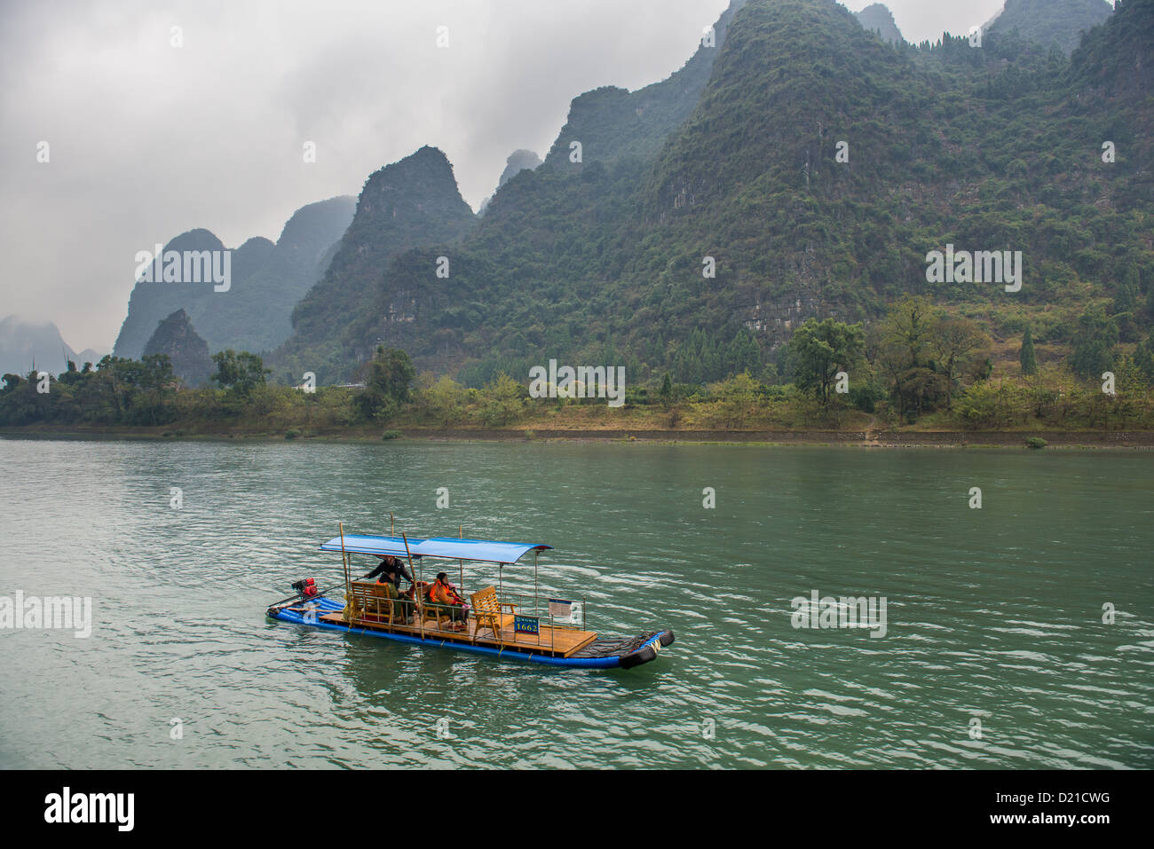 Bambus-Floß auf dem Li-Fluss in Yangshuo Stockfoto