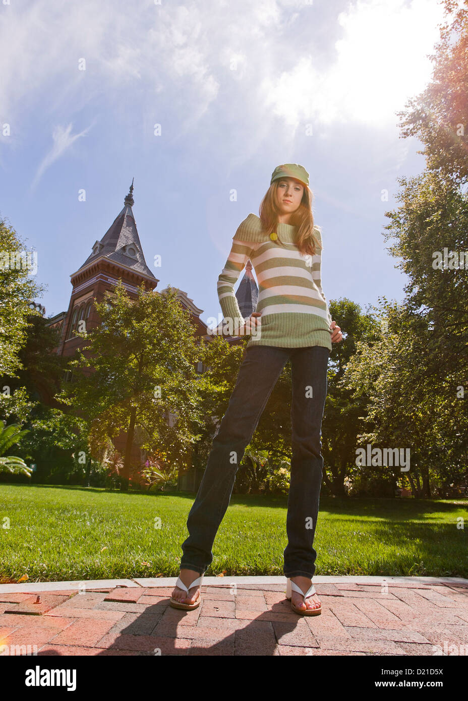 Kaukasische Teenager-Mädchen stand groß Stockfoto