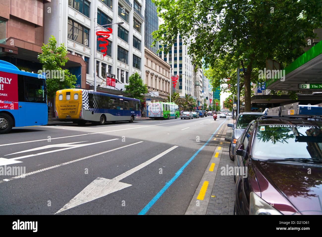 Busse und Autos parkten in einer Straße in Auckland City, North Island, Neuseeland. Stockfoto