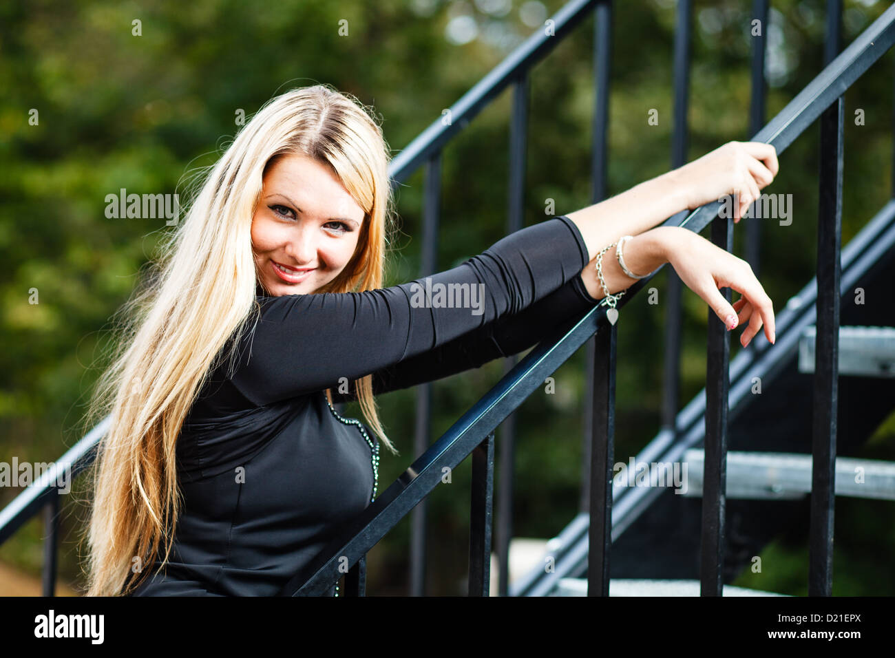 Blonde Frau outdoor Portrait. Stockfoto