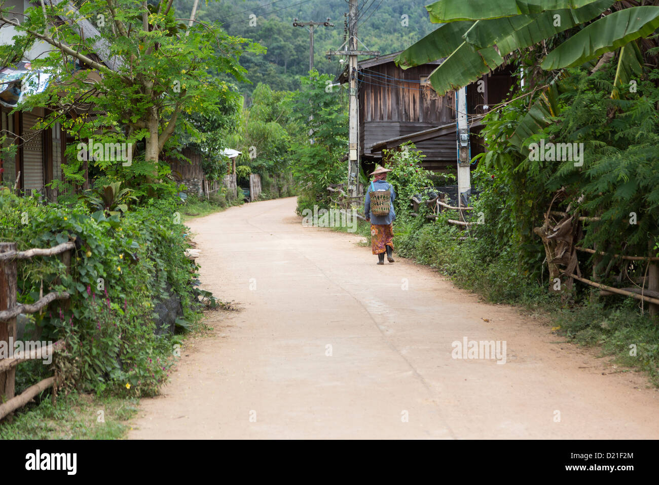 Mann in traditioneller Kleidung in die Landschaft der Provinz Chiang Mai, Nord Thailand Stockfoto