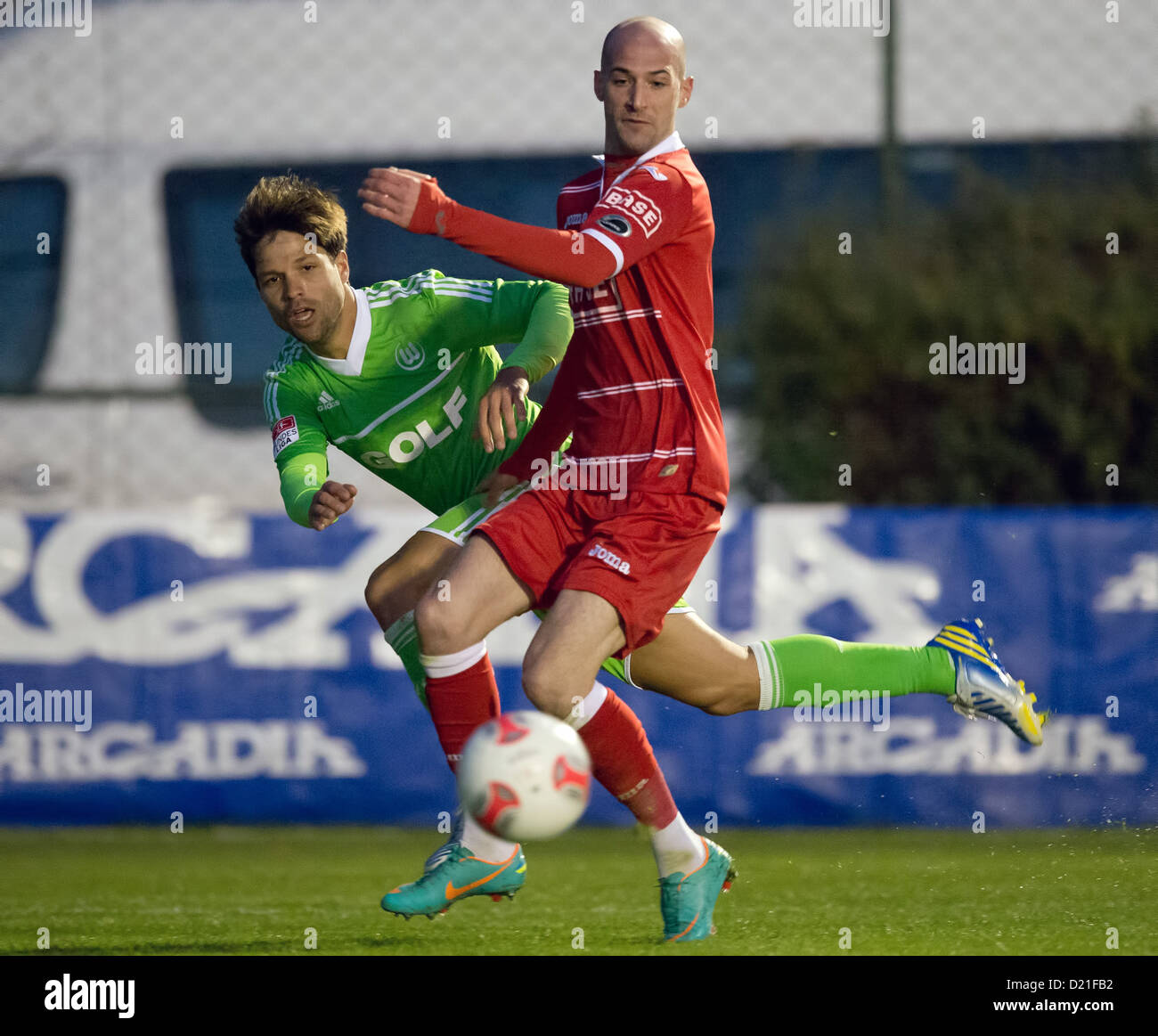 Wolfsburgs Diego wetteifert um den Ball mit der Liege Laurent Ciman während das Testspiel zwischen VfL Wolfsburg und Standard Lüttich im Arcadia-Stadion in Kadriye, Türkei. Wolfsburg gewann das Spiel 3: 1. Foto: Soeren Stache Stockfoto