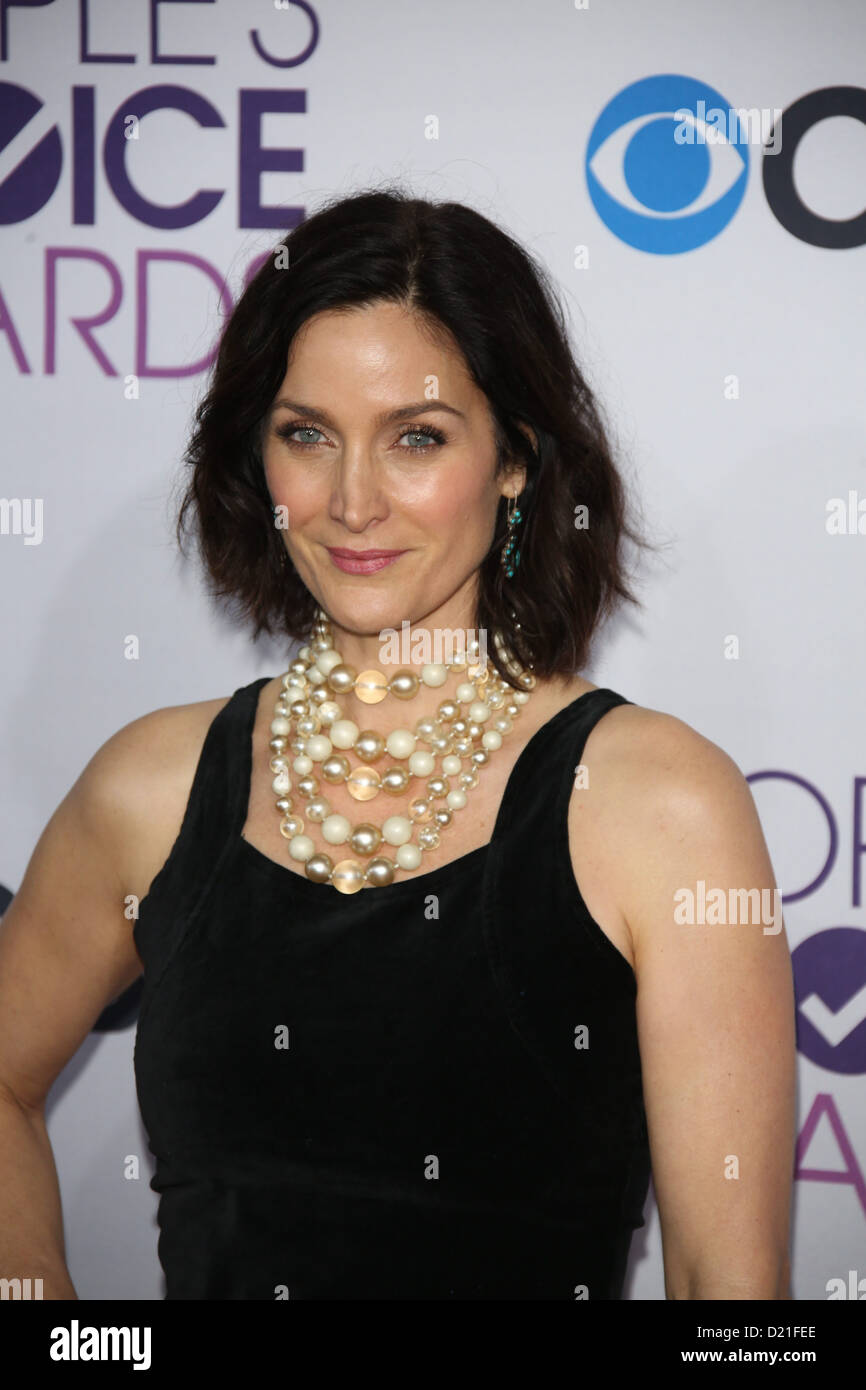 Schauspielerin Carrie Anne Moss kommt bei der 39. jährlichen Peoples Choice Awards im Nokia Theatre L.A. Live in Los Angeles, USA, im 9. Januar 2013. Foto: Hubert Boesl/dpa Stockfoto