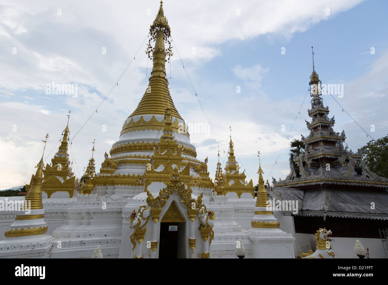 Stupas von Wat Chong Klang und Wat Chong Kham (im Hintergrund) in Mae Hong Son, Nord-Thailand. Stockfoto