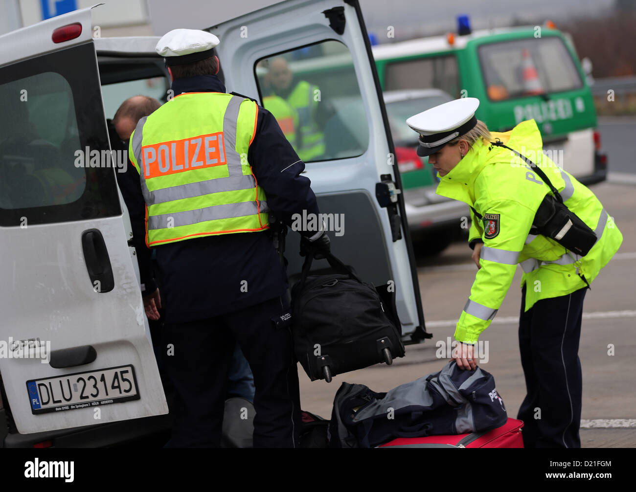 Polizisten suchen ein Fahrzeug auf der Autobahn 4 in Frechen bei Köln, 10. Januar 2013. Die Polizei versucht zu finden eine Bande von Dieben verantwortlich für Einbrüche im Rheinland mit Razzien und Kontrollen Verkehr. Foto: OLIVER BERG Stockfoto