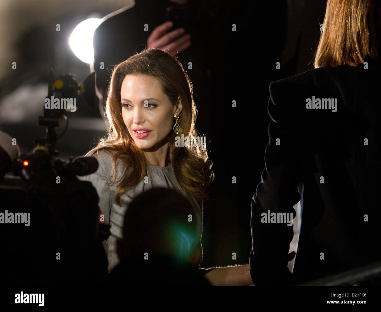 Die US-amerikanischen Schauspielerin Angelina Jolie besucht das Kino für Frieden-Gala am Gendarmenmarkt in Berlin, Deutschland, 13. Februar 2012. Die Gala ist Teil der internationalen Filmfestspiele Berlin, Berlinale. Foto: Herbert Knosowski Stockfoto