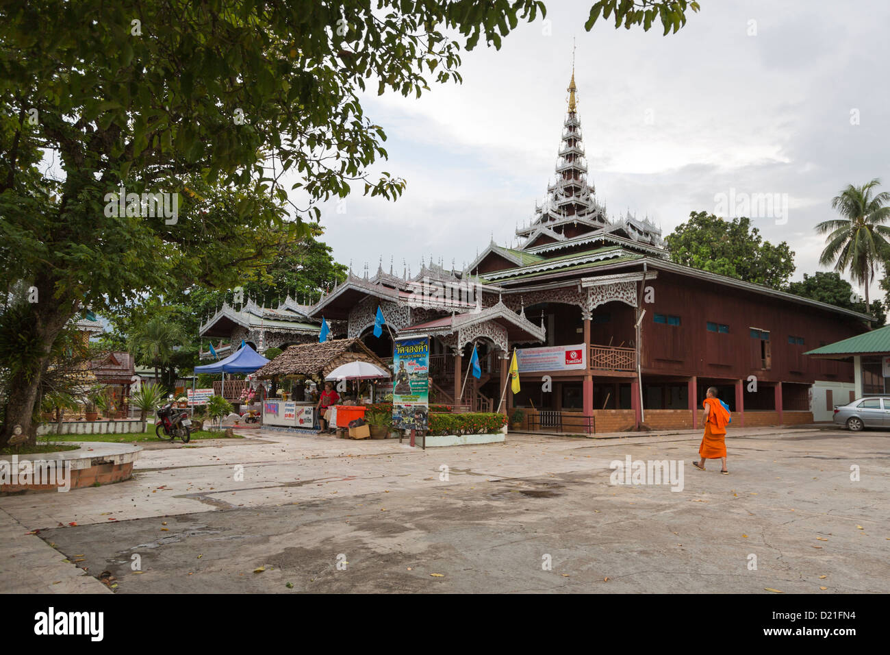 Mönch zu Fuß vor der Wat Chong Kham in Mae Hong Son, Nord-Thailand (Birmanisch inspiriert buddhistischer Tempel) Stockfoto