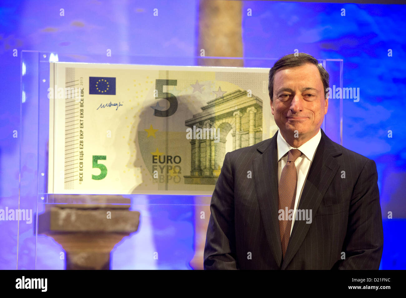 EZB-Präsident Mario Draghi enthüllt die neuen 5 Euro-Banknote im archäologischen Museum in Frankfurt Main, Deutschland, 10. Januar 2013. Die Ausstellung "Das neue Gesicht des Euro" ist auch auf dem Display in das Museum zur gleichen Zeit. Foto: BORIS ROESSLER Stockfoto