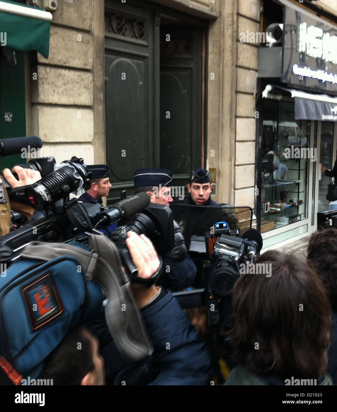Polizisten zurückschieben Journalisten vor einem Haus in Paris, Frankreich, 10. Januar 2013. Hier wurden drei kurdische Frauen mit einem Schuss in den Kopf getötet. Foto: GERD ROTH Stockfoto
