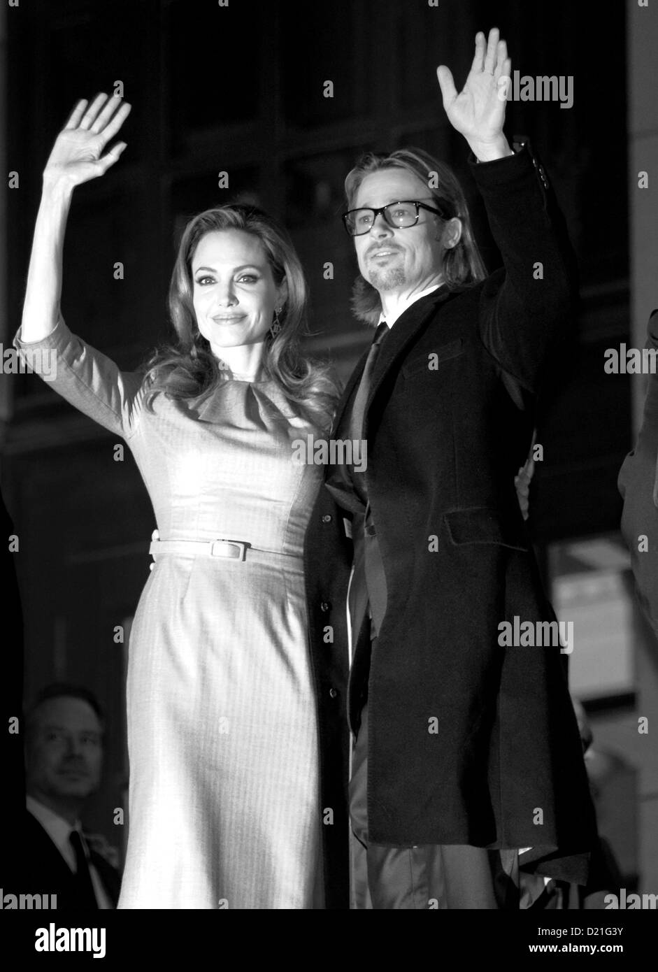Die US amerikanischen Schauspieler Angelina Jolie und Brad Pitt besuchen Kino für Frieden Gala am Gendarmenmarkt in Berlin, Deutschland, 13. Februar 2012. Die Gala ist Teil der internationalen Filmfestspiele Berlin, Berlinale. Foto: Herbert Knosowski (nur Schwarzweiß) Stockfoto