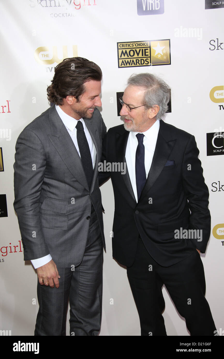 Director Steven Spielberg (R) und Schauspieler Bradley Cooper ankommen bei der 18. jährliche Kritiker Choice Awards auf der Barker-Aufhänger in Santa Monica, USA, am 10. Januar 2013. Foto: Hubert Boesl/dpa Stockfoto