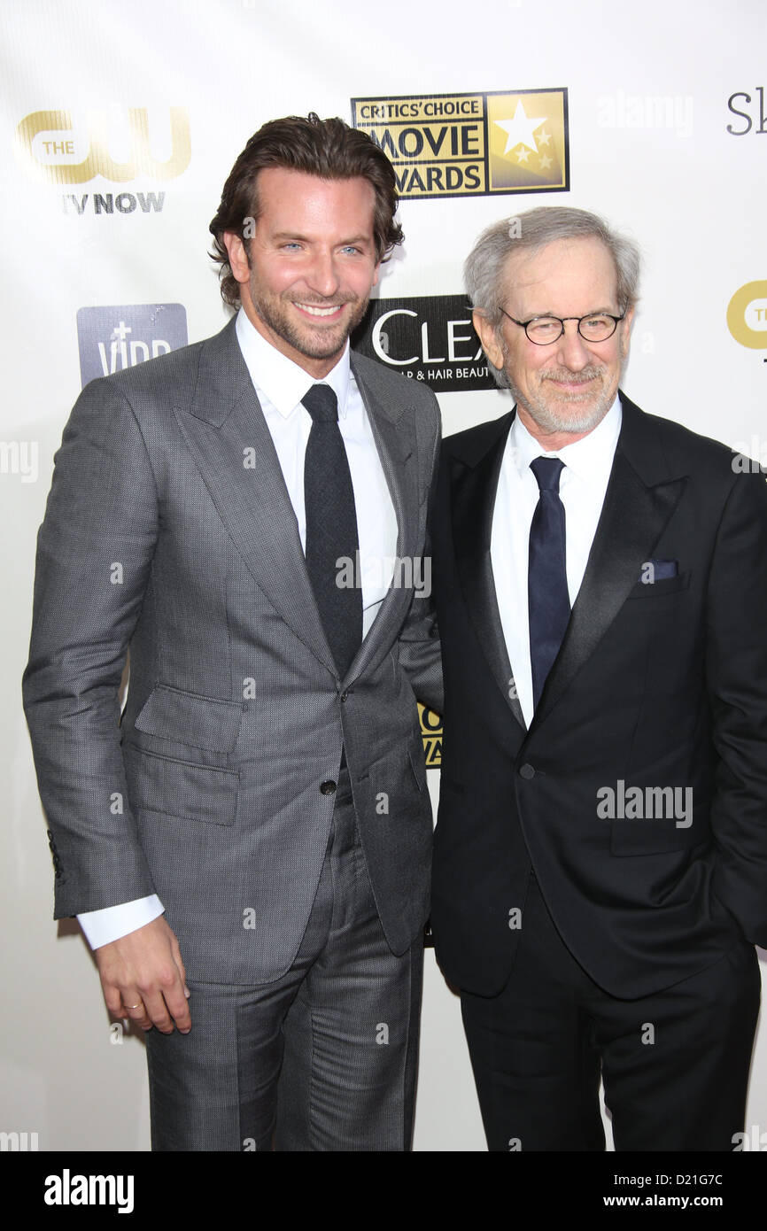 Director Steven Spielberg (r) und Schauspieler Bradley Cooper ankommen bei der 18. jährliche Kritiker Choice Awards auf der Barker-Aufhänger in Santa Monica, USA, am 10. Januar 2013. Foto: Hubert Boesl/dpa Stockfoto