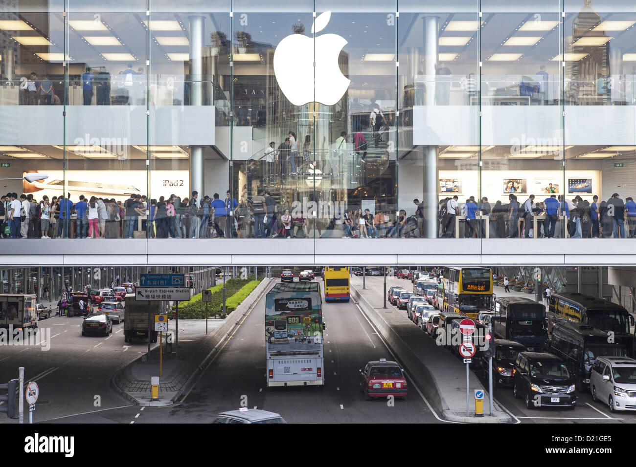 Apple Store Verkaufsflächen über belebte Straße, IFC Mall, Hong Kong, China, Asien Stockfoto