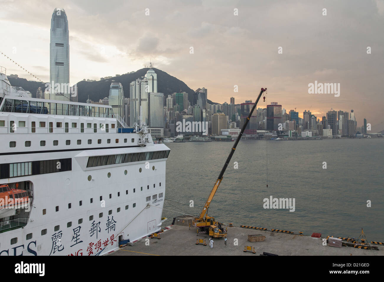 Kreuzfahrtschiff an der Pier Tsimshatsui vor der Skyline von Hong Kong Island, Hongkong, China, Asien Stockfoto