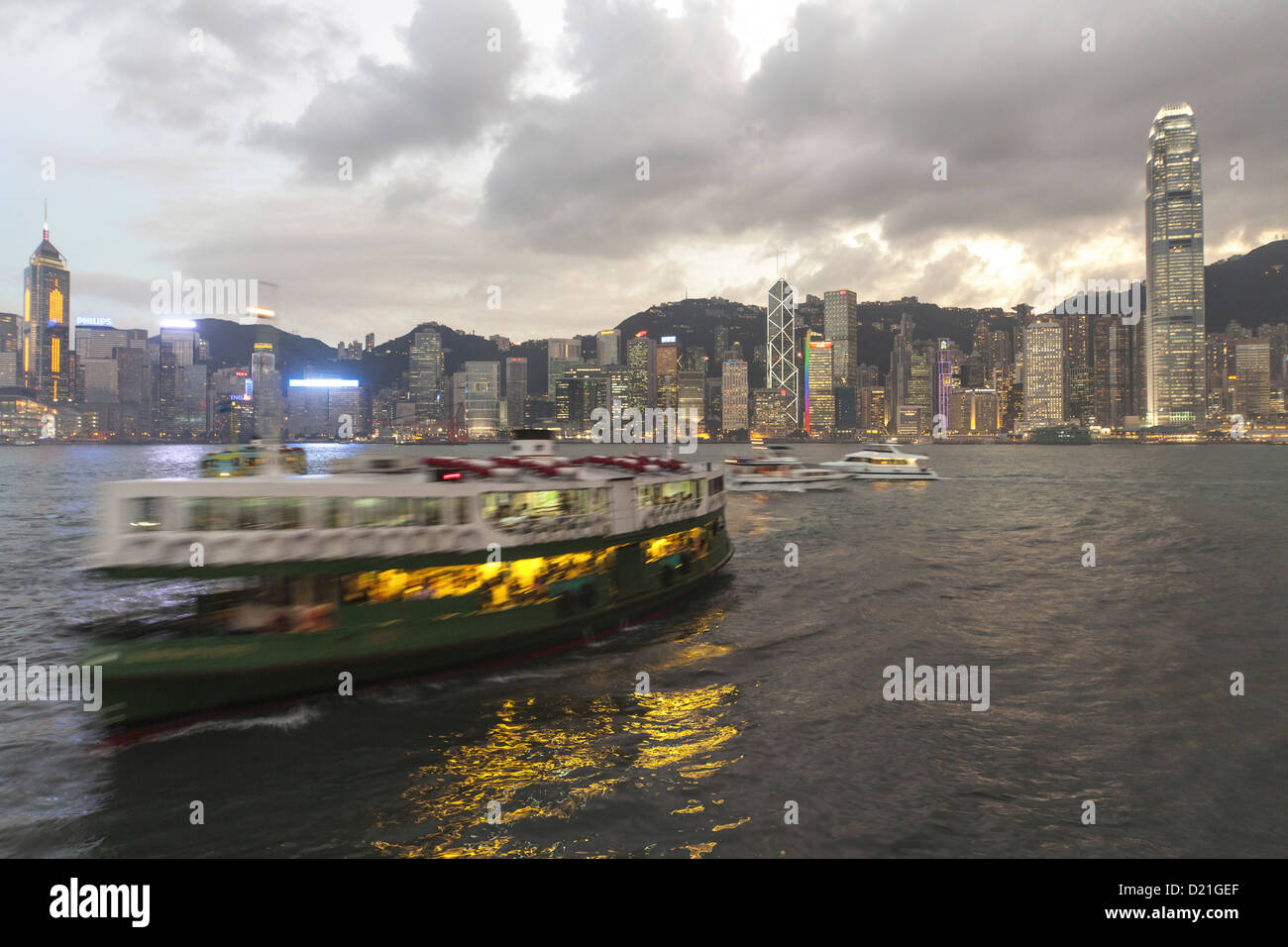 Skyline von Hong Kong Island und Star Ferry in den Abend, Hong Kong Island, Hongkong, China, Asien Stockfoto