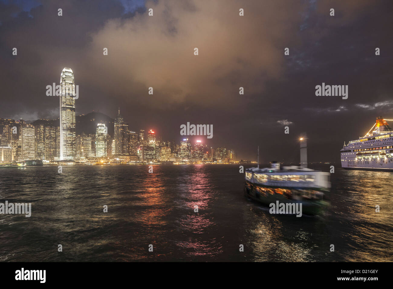 Skyline von Hong Kong Island und Star Ferry bei Nacht, Hong Kong Island, China, Hongkong, China, Asien Stockfoto