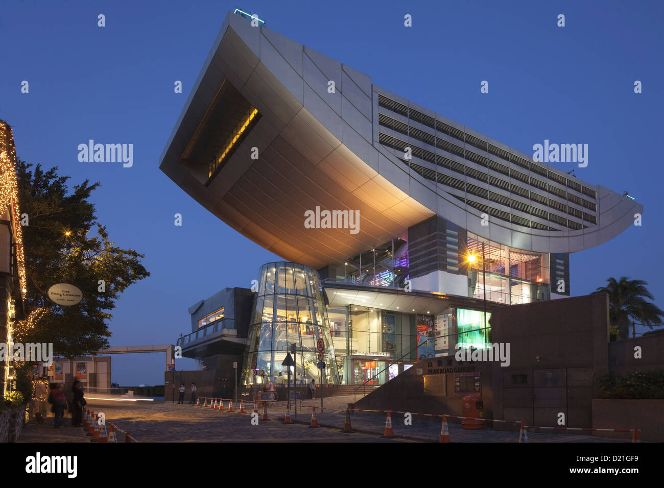 Der Peak Tower, Aussichtsturm und Restaurant am Hafen in den Abend, Hong Kong, China, Asien Stockfoto