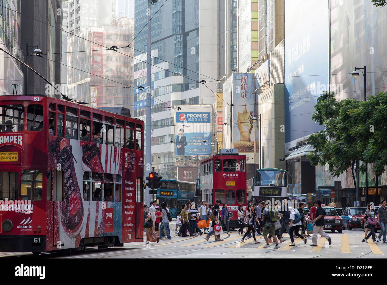 Straßenbahn und Menschen auf der Straße, North Point, Hong Kong, China, Asien Stockfoto
