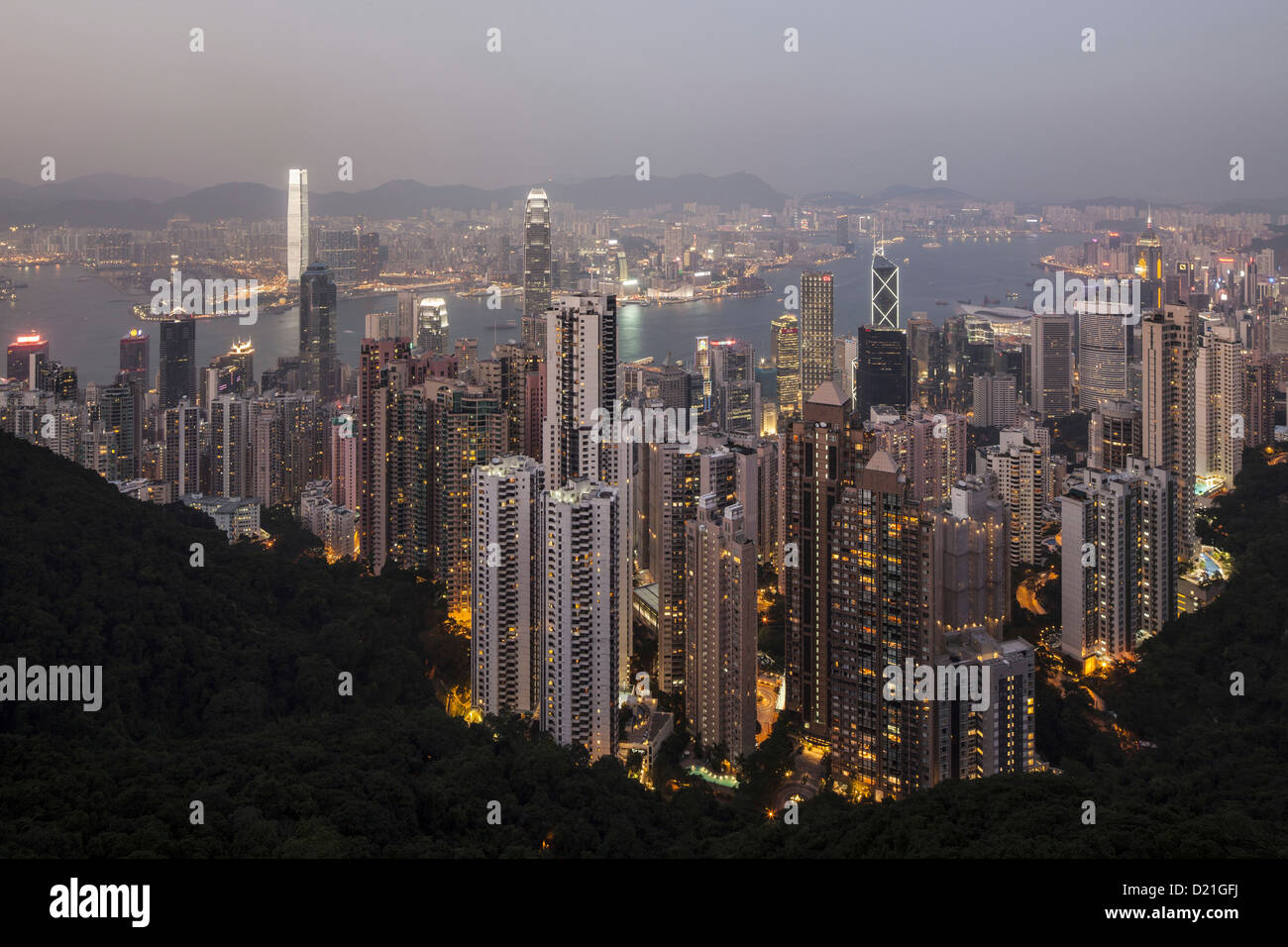 Blick vom Victoria Peak auf die Hochhäuser der Islandand-Kowloon Hong Kong bei Nacht, Hong Kong, China, Asien Stockfoto