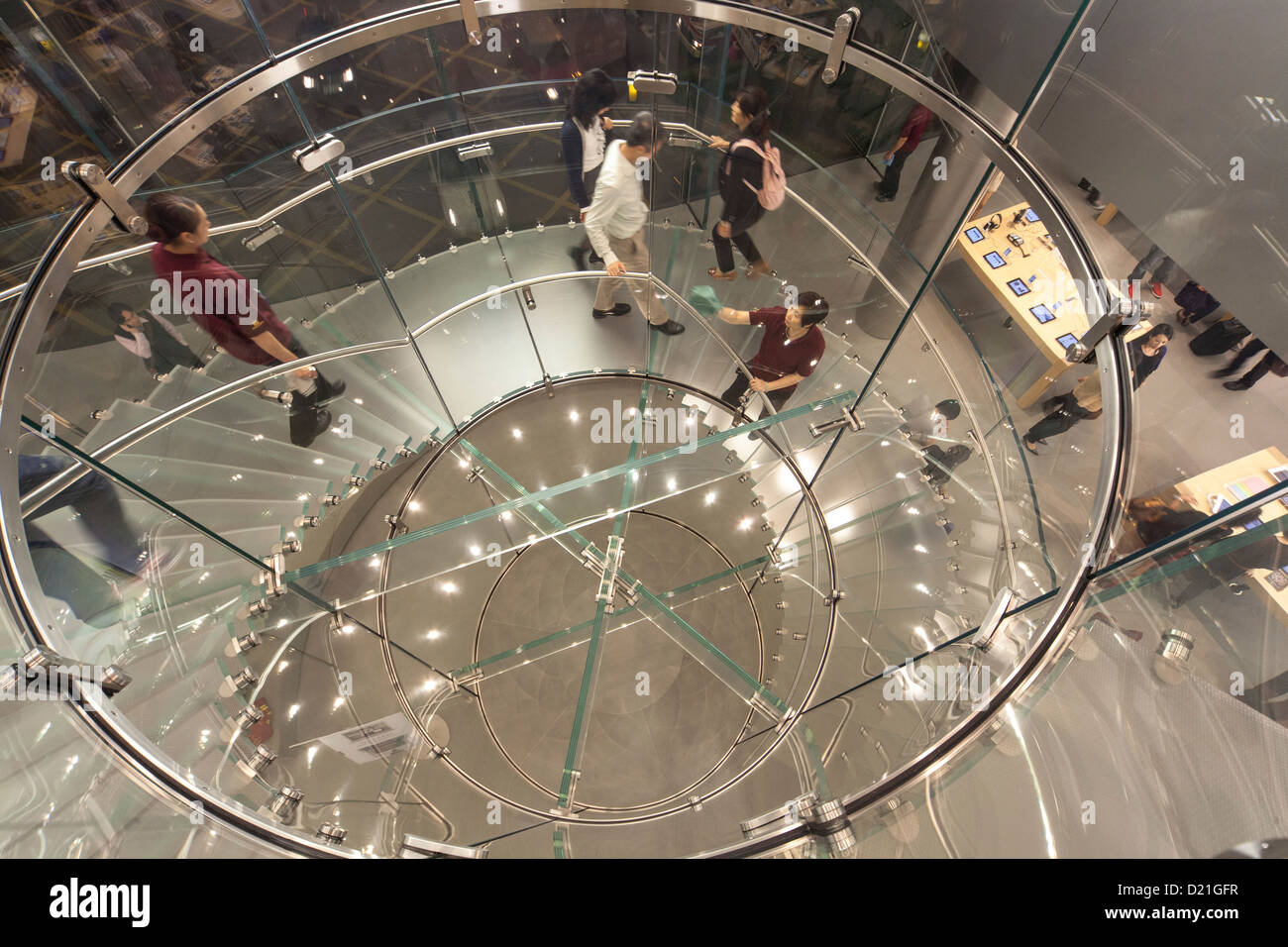 Erhöhte Ansicht der Glas-Treppe im Inneren der Apple Store, Hongkong, China, Asien Stockfoto