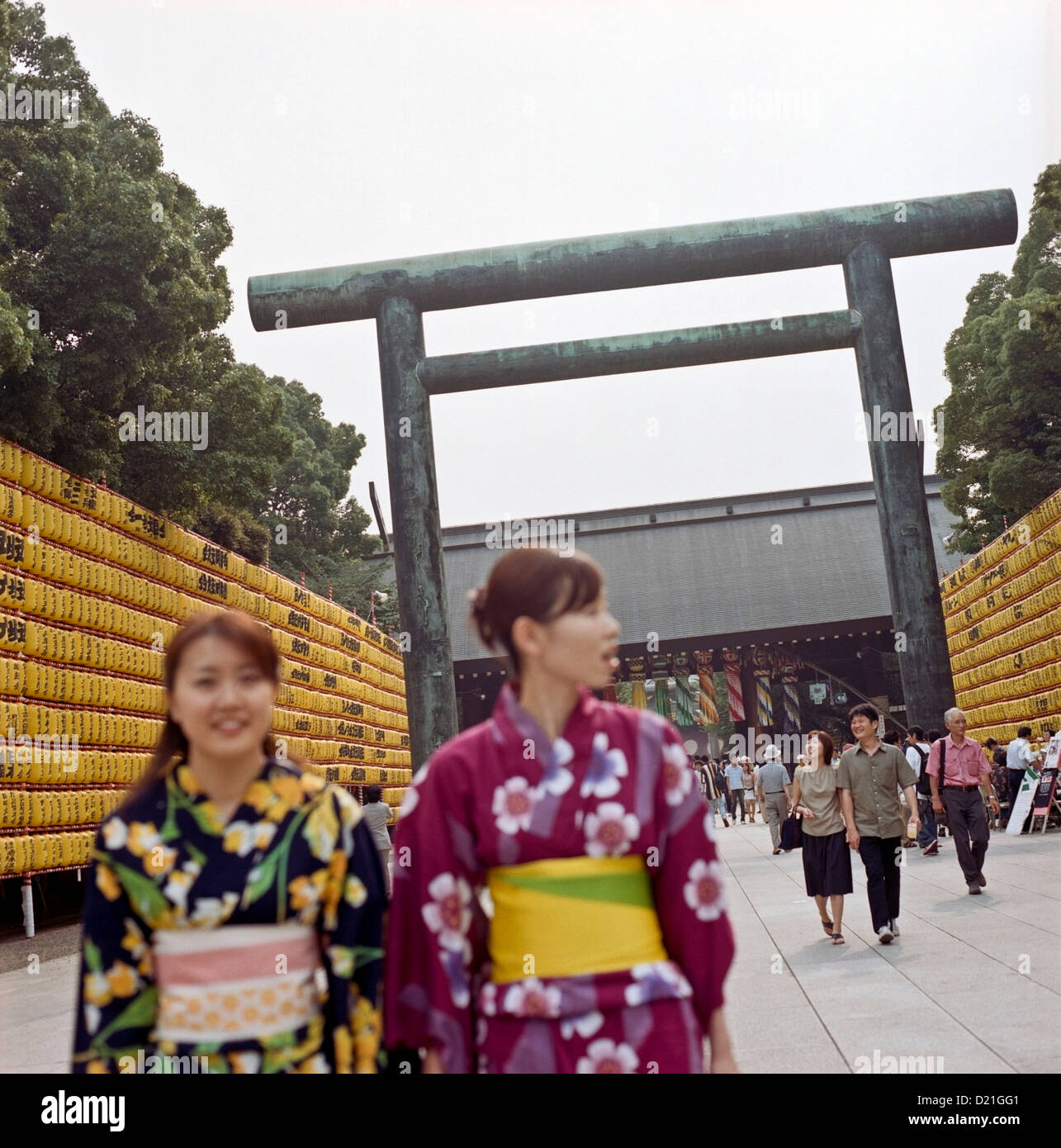 Besucher bei den Yasukuni-Schrein während des jährlichen Mitama Festival zu Ehren der Toten, in Tokio, Japan Stockfoto