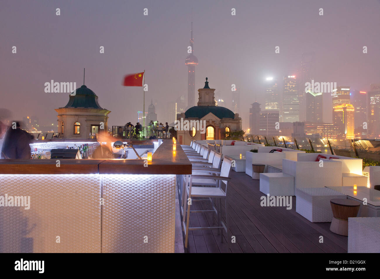 Terrasse auf dem Dach der Terrasse Swatch Peace Hotel bei Nacht, Bund, Shanghai, China, Asien Stockfoto