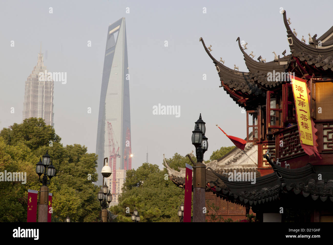 Blick auf Huxinting Teehaus Yu-Yuan-Garten und World Financial Center, Shanghai, China, Asien Stockfoto