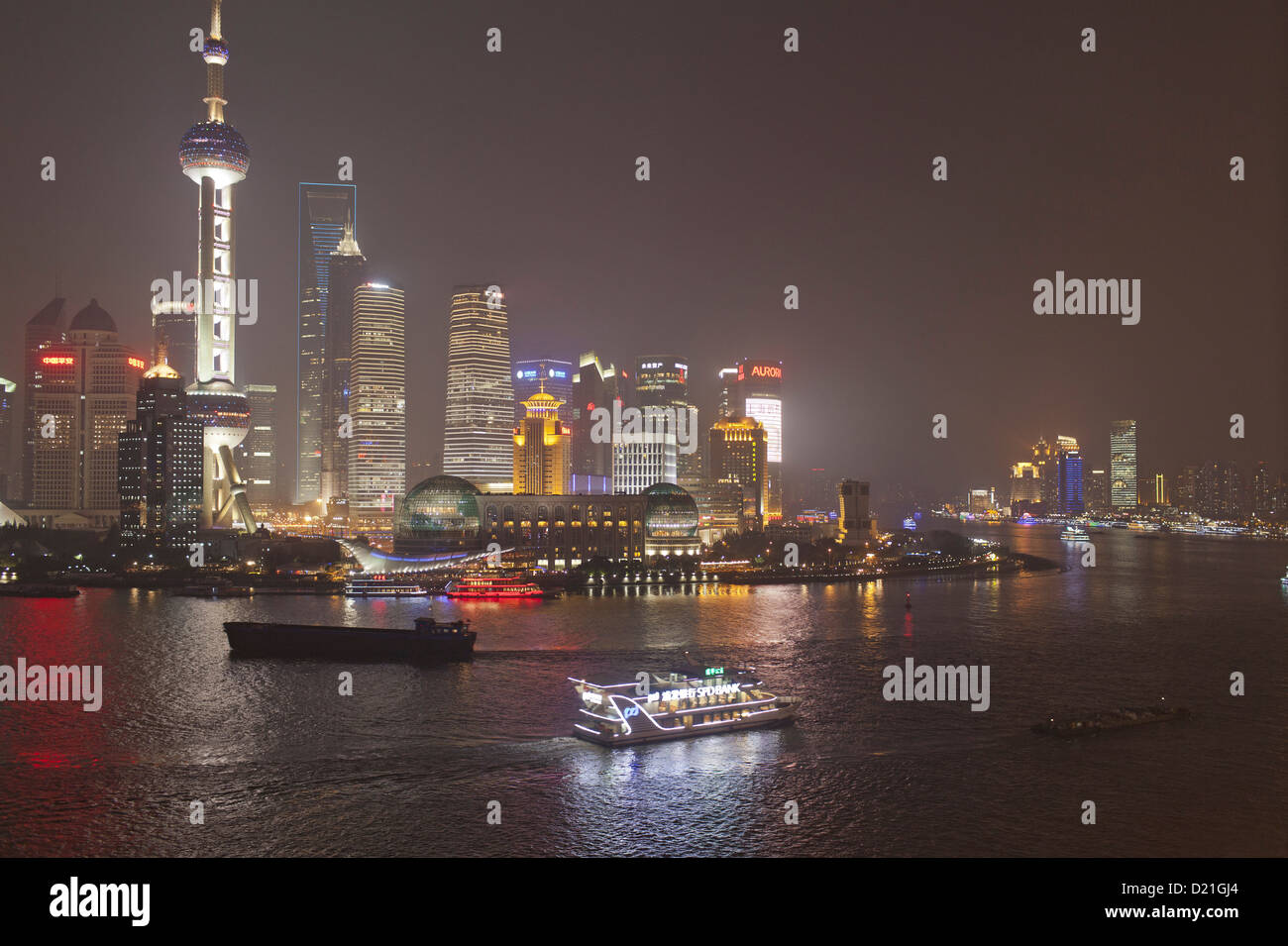 Blick über den Huangpu-Fluss auf die Skyline von Pudong bei Nacht, Shanghai, China, Asien Stockfoto