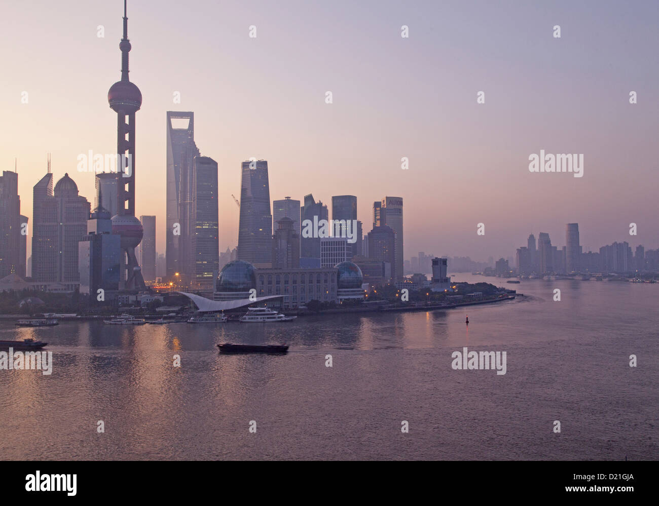 Skyline von Pudong am Huangpu-Fluss bei Sonnenaufgang, Pudong, Shanghai, China, Asien Stockfoto