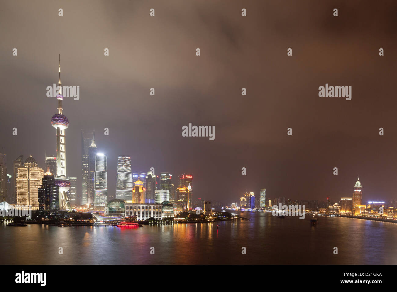 Skyline von Pudong am Huangpu River bei Nacht, Shanghai, China, Asien Stockfoto